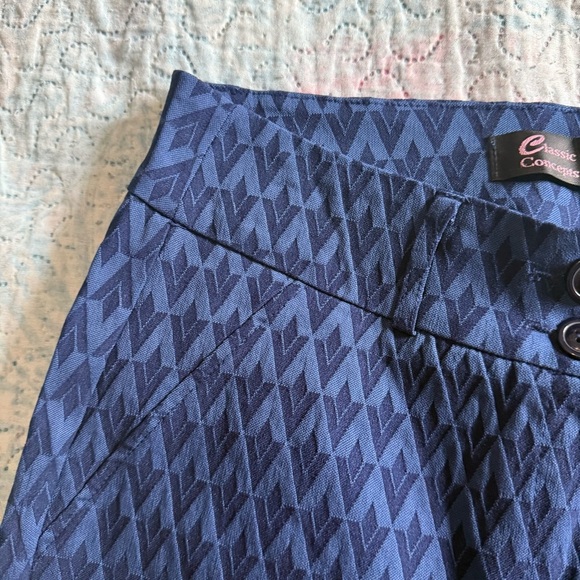 Elegant Blue Navy Patterned Women's Shorts - Picture 4 of 10